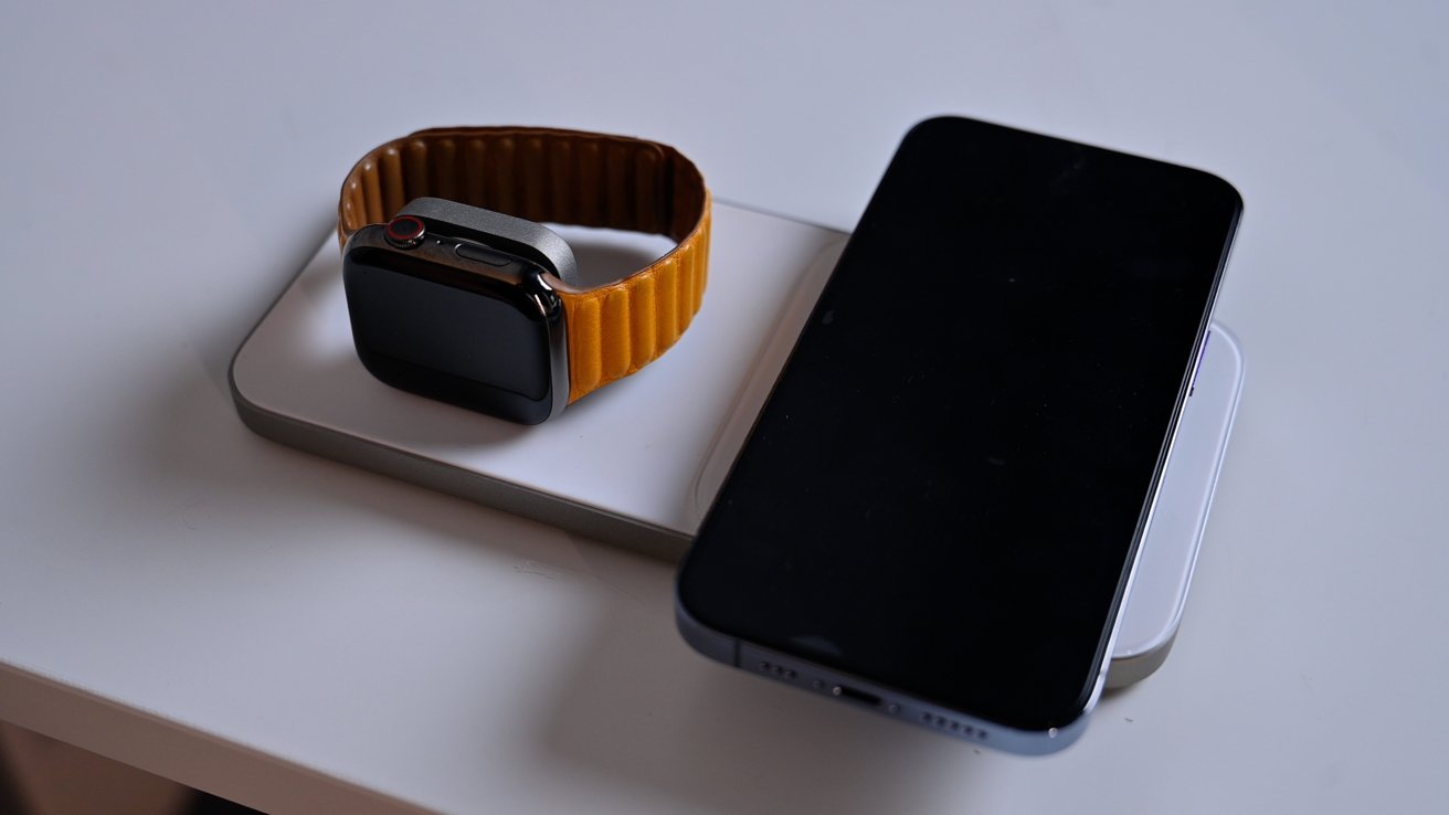 Nomad Base One Max con iPhone y Apple Watch