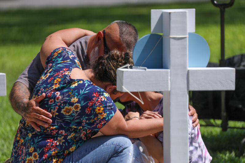Los dolientes asisten a un memorial por las víctimas del tiroteo masivo del martes en una escuela primaria en Uvalde, Texas. 