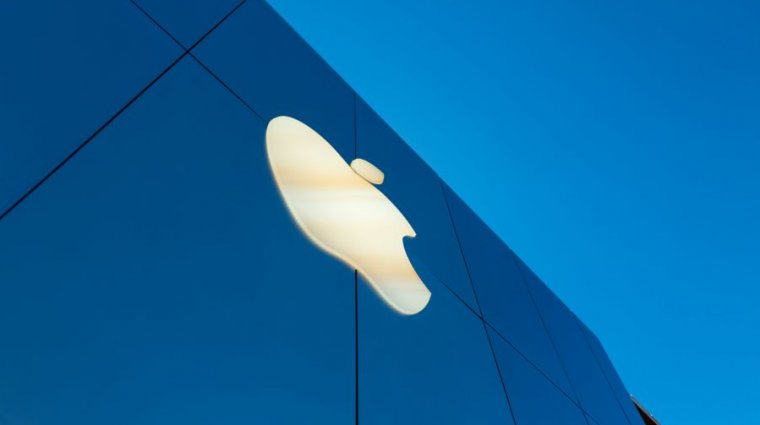 La marca en el frente de una Apple Store.