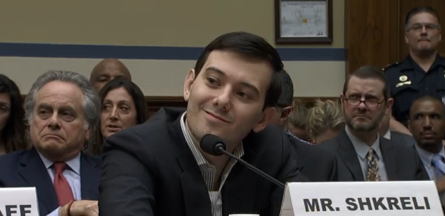 Martin Shkreli, ex director ejecutivo de Turing, sonrió durante una audiencia en el Congreso.