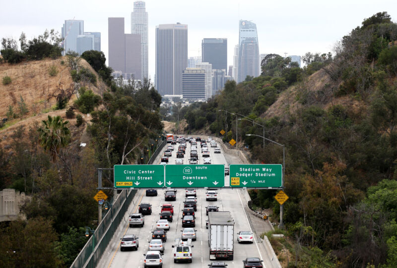 Cinco fabricantes de automóviles le dicen a los federales que quieren regulaciones de emisiones de California