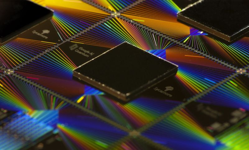 Imagen de un chip sobre cableado iridiscente.