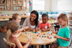 Cómo elegir un proveedor de cuidado infantil |  Crianza y Educación
