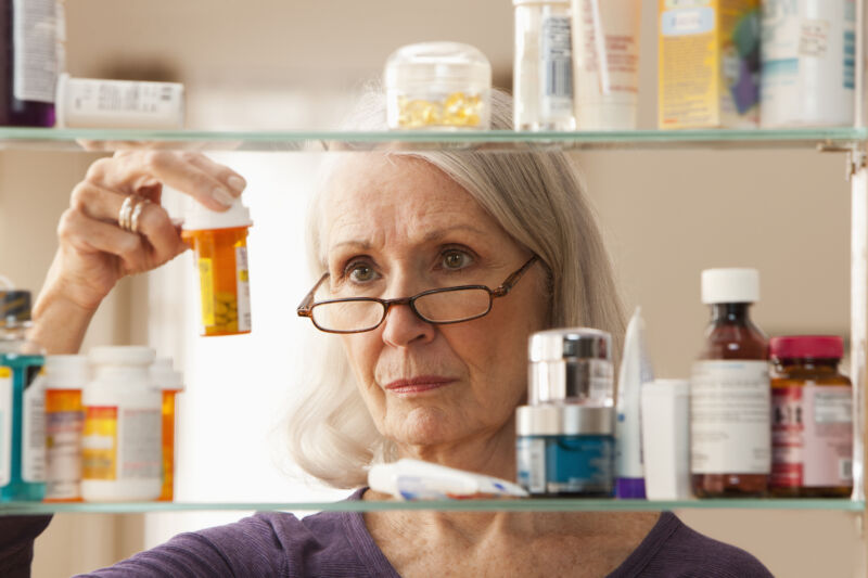 Hay una variedad de medicamentos para aliviar el dolor disponibles tanto de venta libre como con receta.
