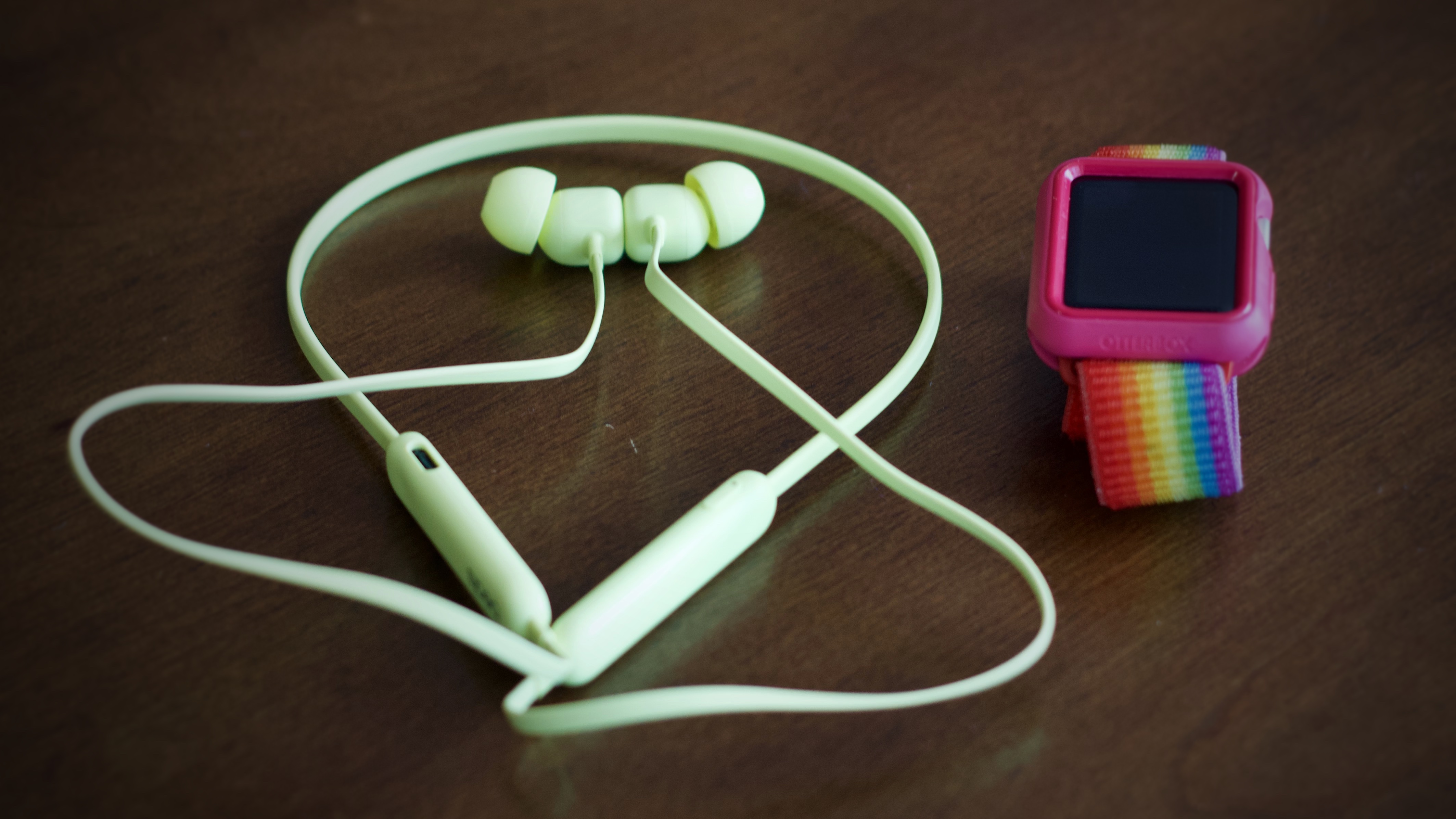 Apple Music regala auriculares Beats Flex a los nuevos estudiantes suscriptores.