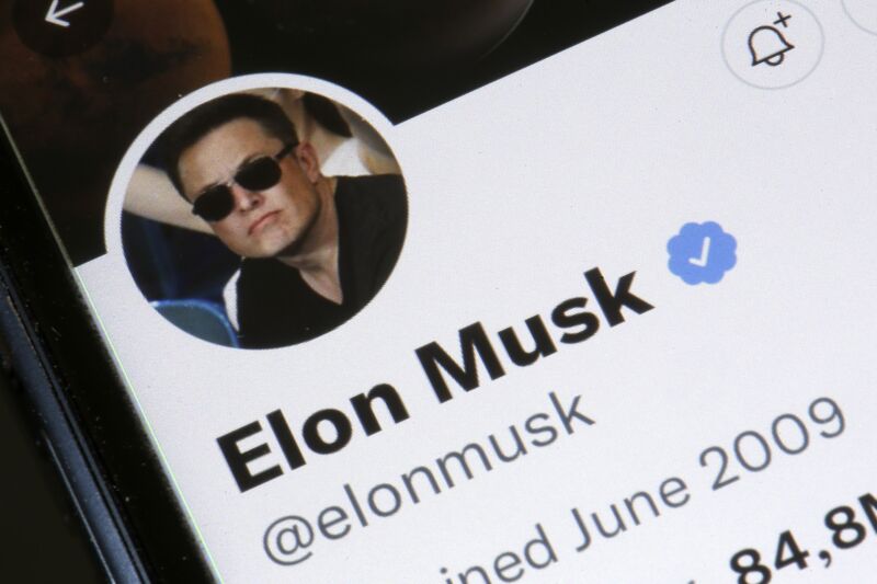 Ilustración fotográfica que muestra la cuenta de Twitter de Elon Musk en la pantalla de un iPhone.