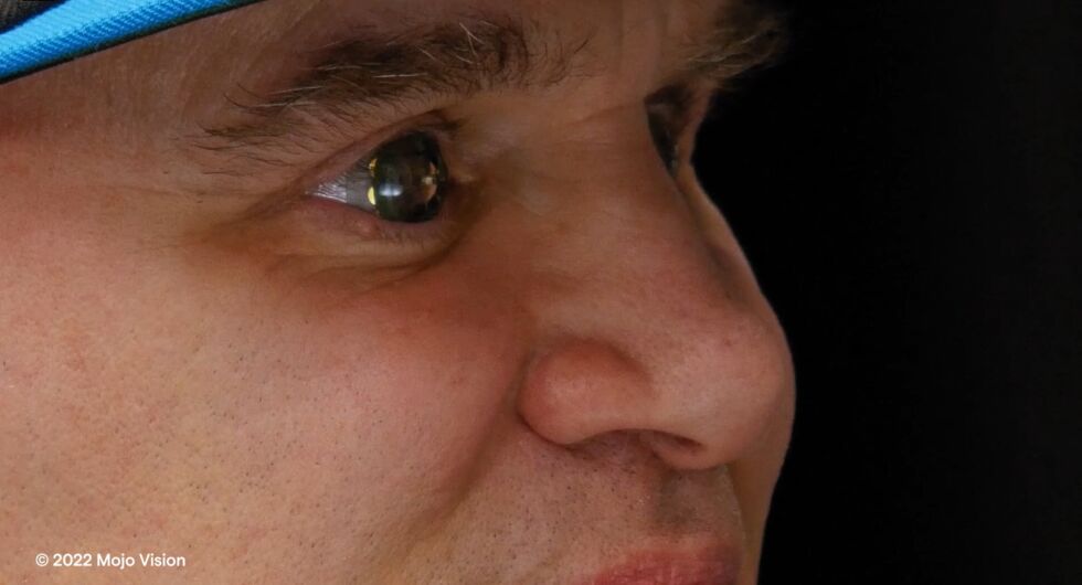 Drew Perkins, CEO de Mojo Vision, usa la lente Mojo en su ojo derecho.