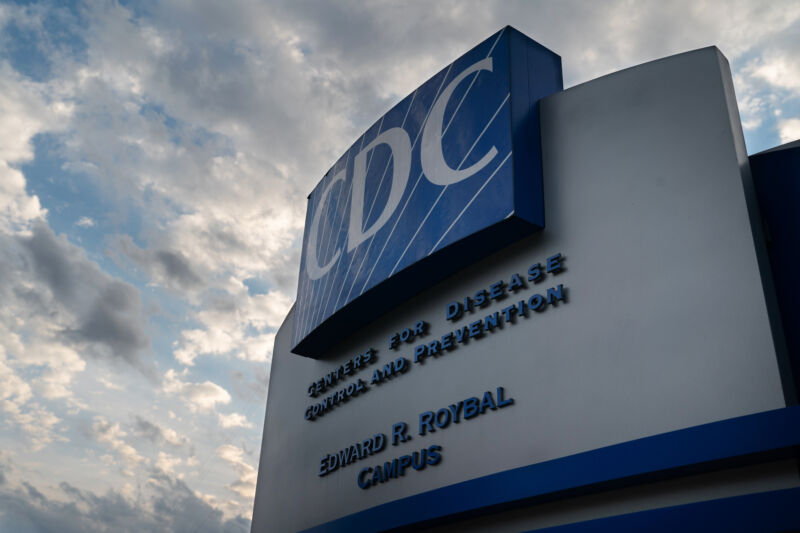 Enorme fachada de la sede de CDC contra un hermoso cielo.