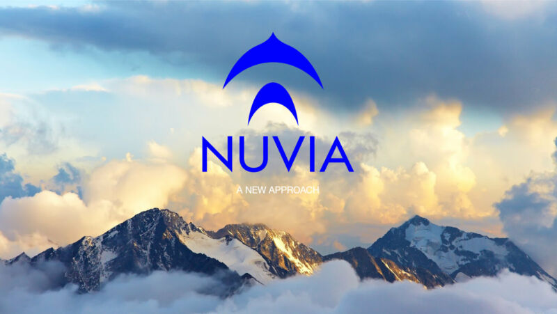 El logotipo de una empresa se superpone sobre el pico de una montaña hinchada por las nubes.