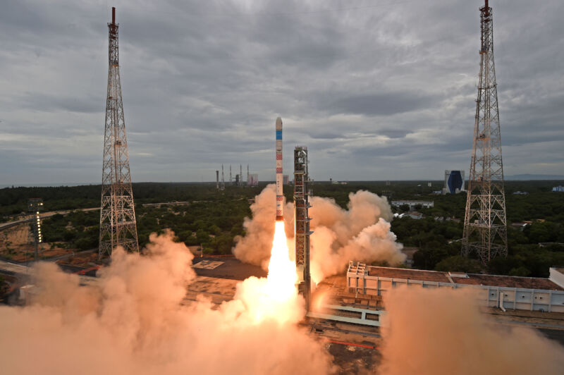 El pequeño vehículo de lanzamiento de satélites de la India despega el domingo.