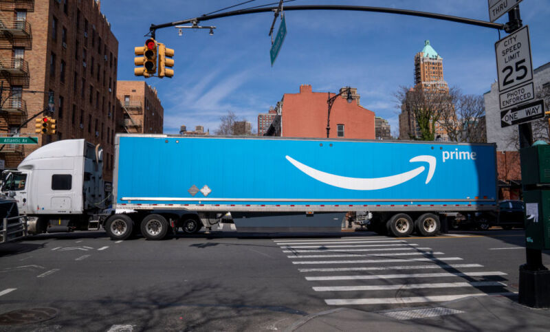 Amazon contrata transportistas inseguros con el doble de frecuencia que sus competidores, según WSJ