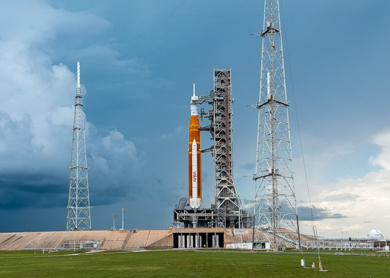 Nubes de tormenta amenazan el cohete del Sistema de Lanzamiento Espacial a principios de este año.