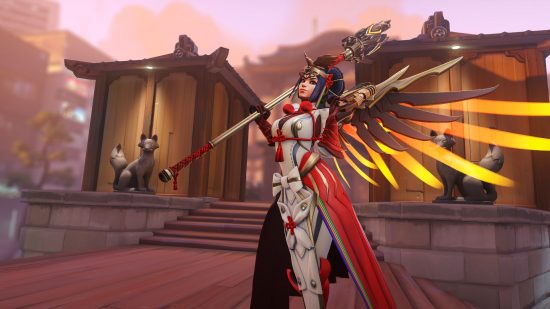 Mercy con su arma Overwatch 2, un bastón largo, colgado del hombro, con grandes alas rojas y doradas y un traje blanco.