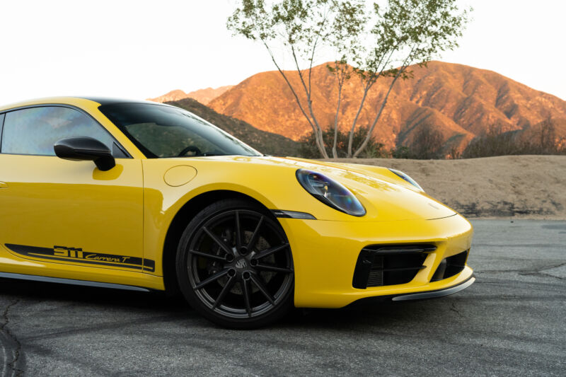 la mitad delantera de un Porsche 911 T amarillo