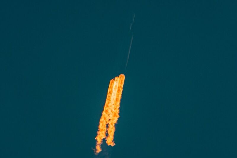 El cohete Falcon Heavy, que se pudo ver a una altitud de unos 160 metros el martes, se elevó por encima de la niebla pero desapareció en la neblina. 
