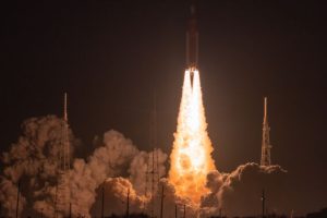 La NASA recupera su mojo con un impresionante lanzamiento nocturno del cohete SLS