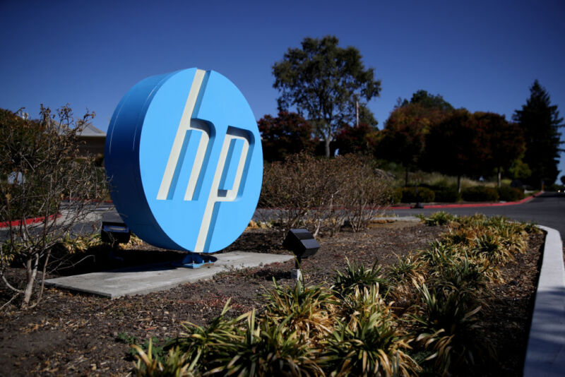 El logotipo de Hewlett Packard (HP) está instalado frente al complejo de oficinas en Palo Alto, California, el 4 de octubre de 2019.