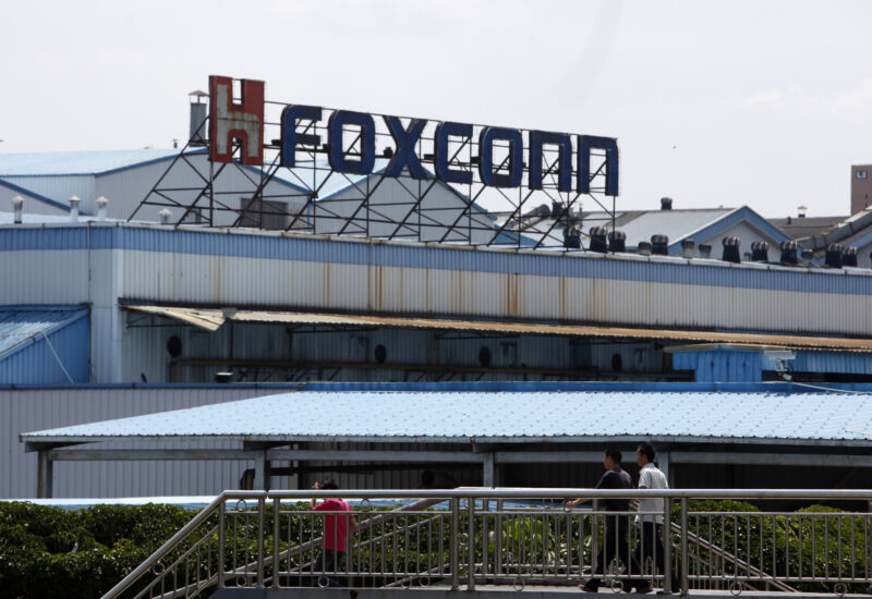 Los trabajadores caminan frente a la fábrica Foxconn de Hon Hai Group en Shenzhen, China, 2010.