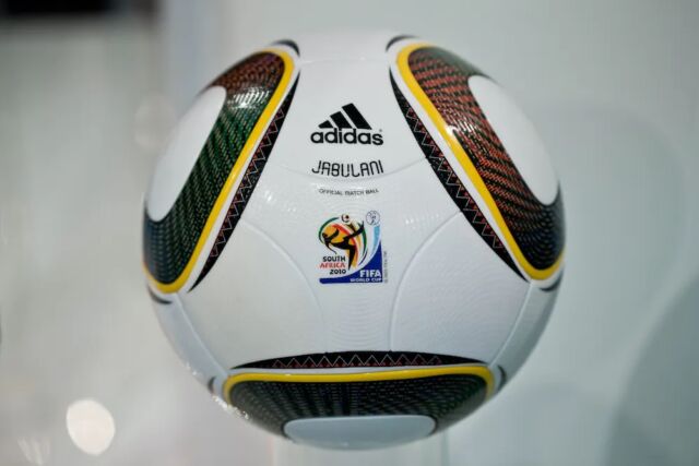 El balón más suave de Jabulani de Sudáfrica 2010 generó muchas críticas por ser lento en el aire.