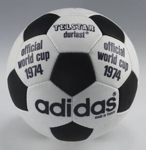 Utilizado en las Copas del Mundo de 1970 y 1974, el Adidas Telstar es lo que muchas personas imaginan cuando piensan en un balón de fútbol.