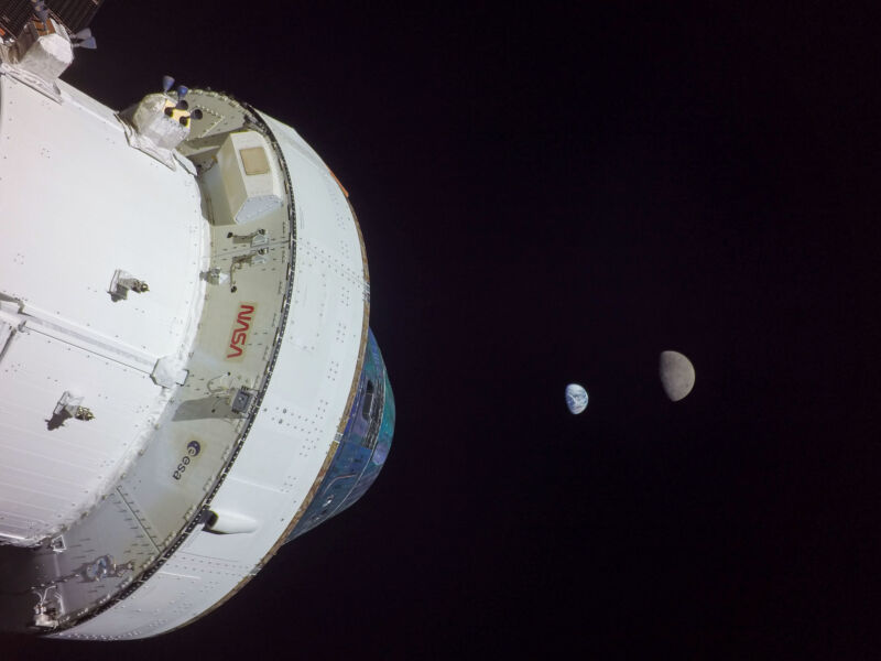 Orión, la Tierra y la Luna capturadas durante la misión Artemis I.
