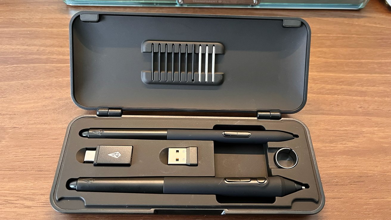 Xencelabs incluye dos bolígrafos con esta tableta, un bolígrafo fino y un bolígrafo de tres botones más grueso