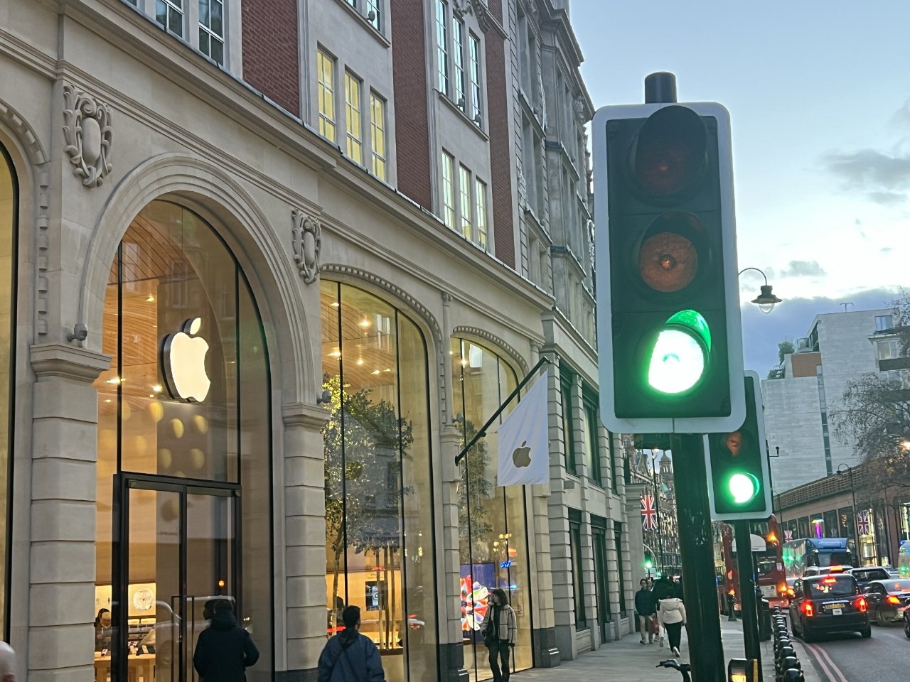 Apple Brompton Road está en una concurrida intersección de Londres