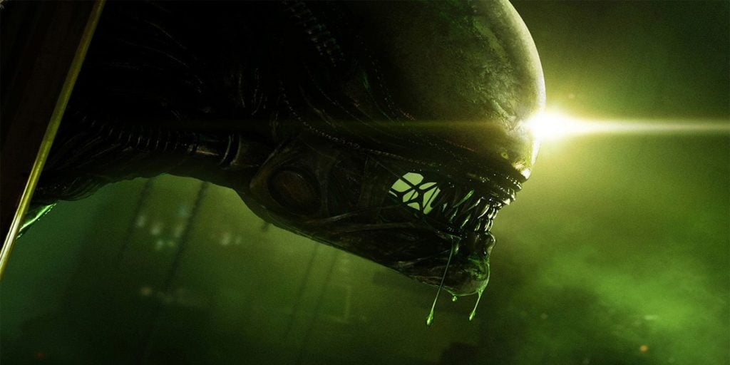 Imagen promocional del videojuego Alien Isolation.  La imagen es un primer plano de un extraterrestre del juego de perfil lateral, con una luz verde llenando el marco.