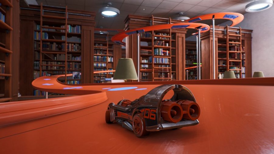 Un auto Hot Wheels se desplaza por un circuito de juguetes con muchos libros en el estante en uno de los muchos juegos de autos Hot Wheels Unleashed
