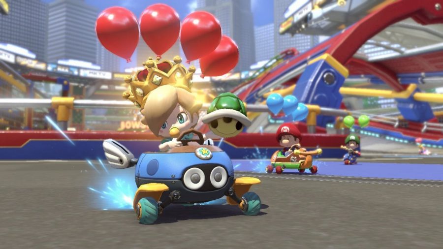 La bebé Rosalina conduce un cochecito por el parque de bebés y parece un bebé grande en uno de los muchos juegos de coches Mario Kart 8 Deluxe