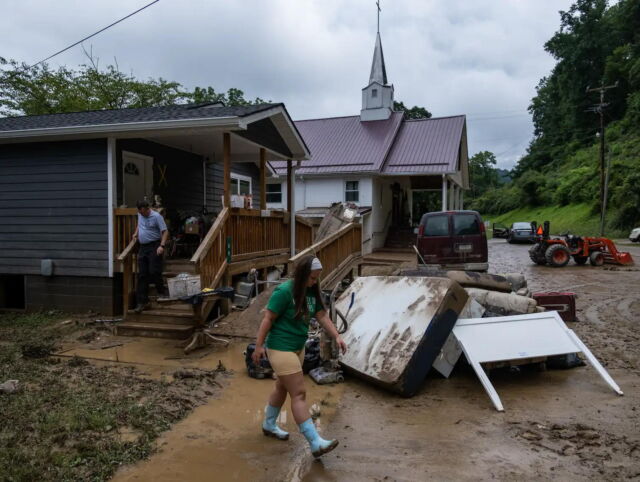 Las inundaciones repentinas barrieron los valles montañosos en el este de Kentucky en julio de 2022 y mataron a más de tres docenas de personas.  Fue una de varias inundaciones repentinas destructivas.