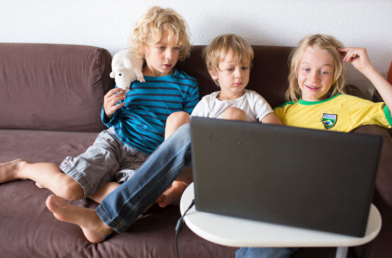 Niños mirando una computadora portátil