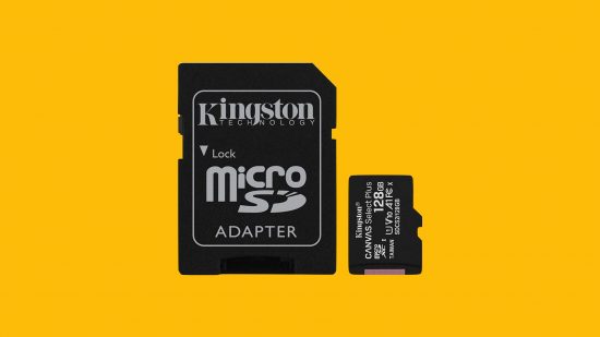 Interruptor de tarjeta micro SD: una tarjeta micro SD y un adaptador sobre un fondo amarillo mango.  Ambos son negros con la marca Kingston.