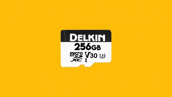Interruptor de tarjeta Micro SD - Una tarjeta Micro SD sobre un fondo amarillo mango.  Este es blanco y negro y dice "Delklin / 256GB / MicroSDXC V30'