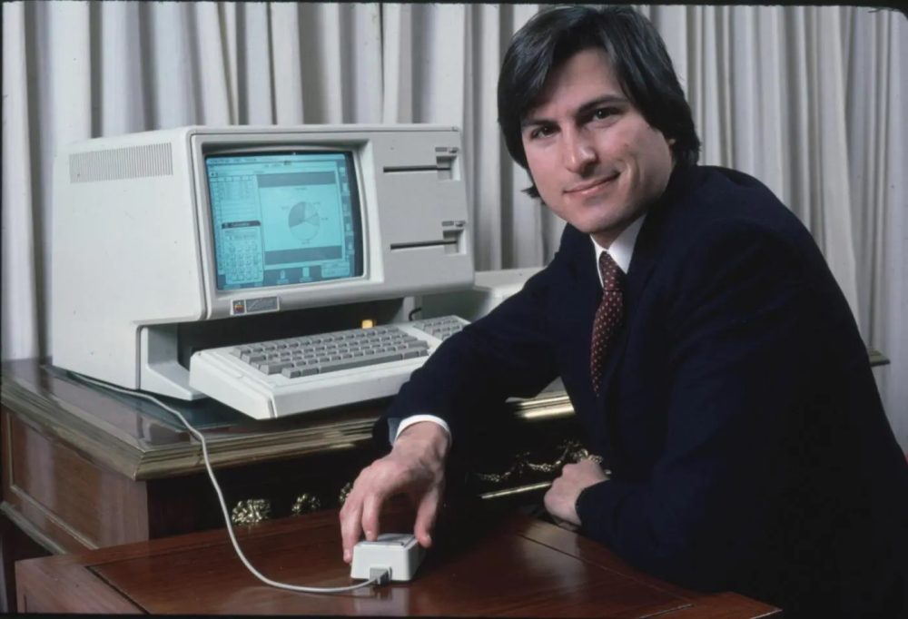 Steve Jobs con la computadora Lisa de Apple (1983)
