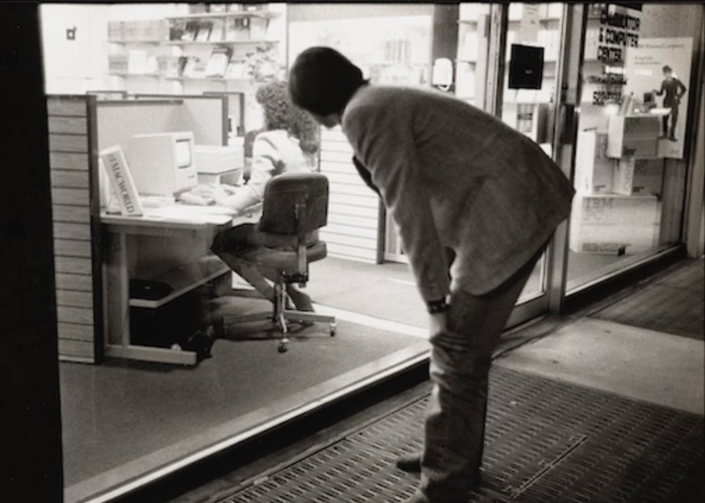 Steve Jobs en 1984 cuando vio a alguien trabajando en una Mac.  Fuente: Archivos de Steve Jobs