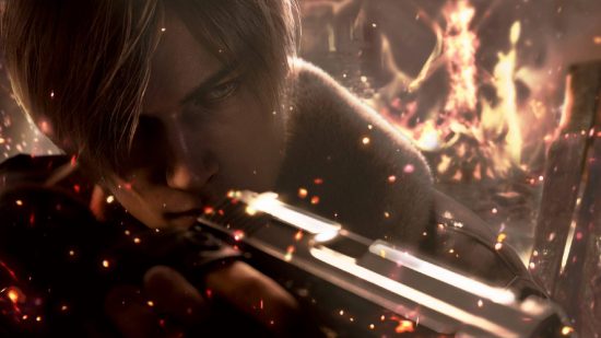 Resident Evil 2 Leon: Leon Kennedy mira fijamente el cañón de una pistola mientras chispas y llamas vuelan a su alrededor 