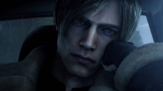 Resident Evil 2 Leon: Leon Kennedy apoya su cabeza en su mano mientras soporta un viaje en auto