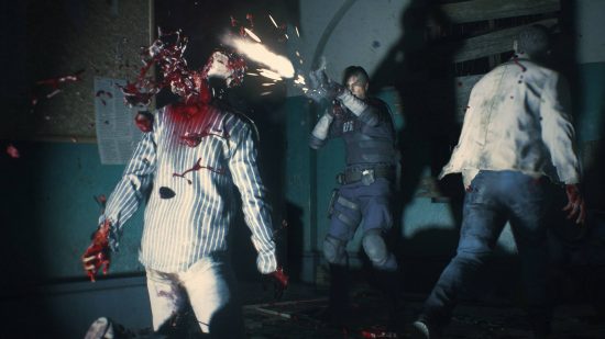 Resident Evil 2 Leon: Leon Kennedy dispara a dos zombis con una escopeta