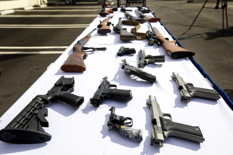 Armas en exhibición el 4 de marzo durante un evento de recompra en el área de Wilmington en Los Ángeles.  El condado de Los Ángeles, en cooperación con el Departamento de Policía de Los Ángeles, organizó un evento voluntario de recompra de armas en el que a los residentes se les ofrecieron tarjetas de regalo de $100 a $200 para entregar sus armas de fuego no deseadas. 
