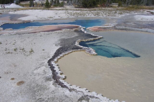 Doublet Pool en la Cuenca del Géiser Superior del Parque Nacional de Yellowstone.