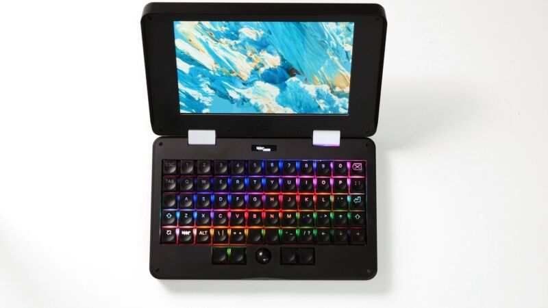 El MNT Pocket Reform y su teclado RGB programable deberían enviarse a los patrocinadores a finales de este año.