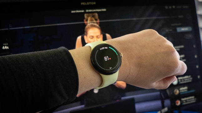 Una foto del Pixel Watch sincronizando con Peloton 