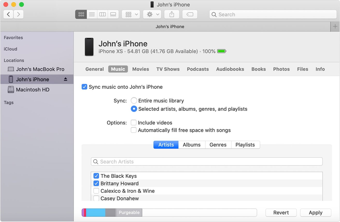 El Finder de macOS e iTunes en Windows muestran vistas similares cuando les conecta un iPhone o iPad. 
