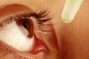 El fabricante de gotas para los ojos vinculado a un brote mortal no pasa la inspección de la FDA