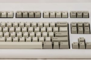Nuevos teclados con resortes que se doblan recrean el legendario Modelo F de IBM para computadoras modernas