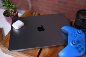 Apple todavía está trabajando en una MacBook Pro plegable gigante de pantalla completa